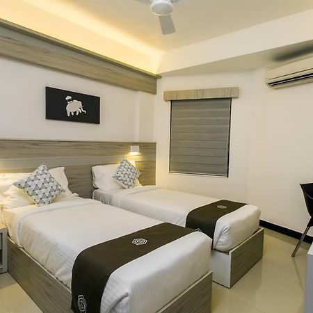 Sapphire Club Metro Hotel Kochi Bagian luar foto