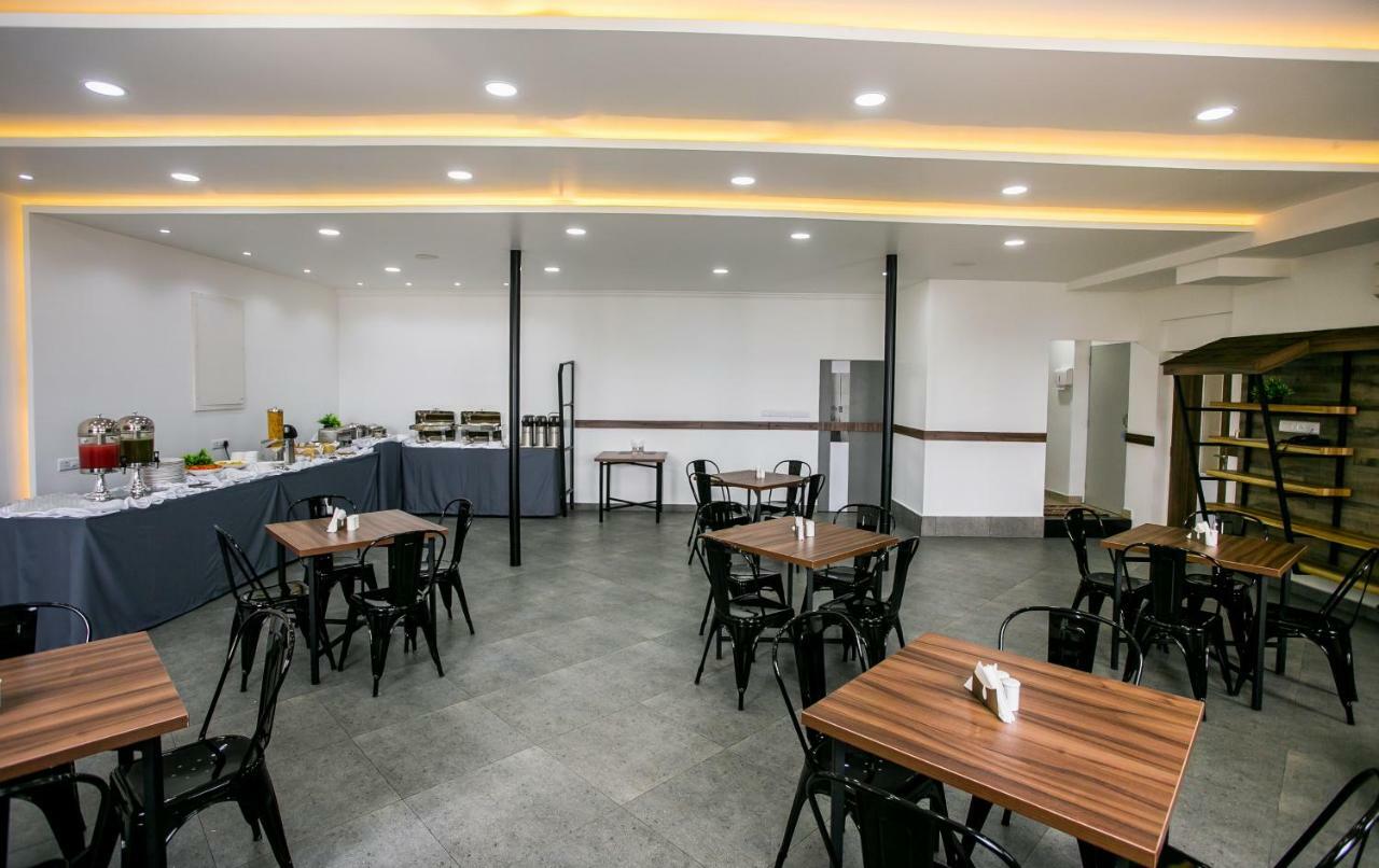 Sapphire Club Metro Hotel Kochi Bagian luar foto