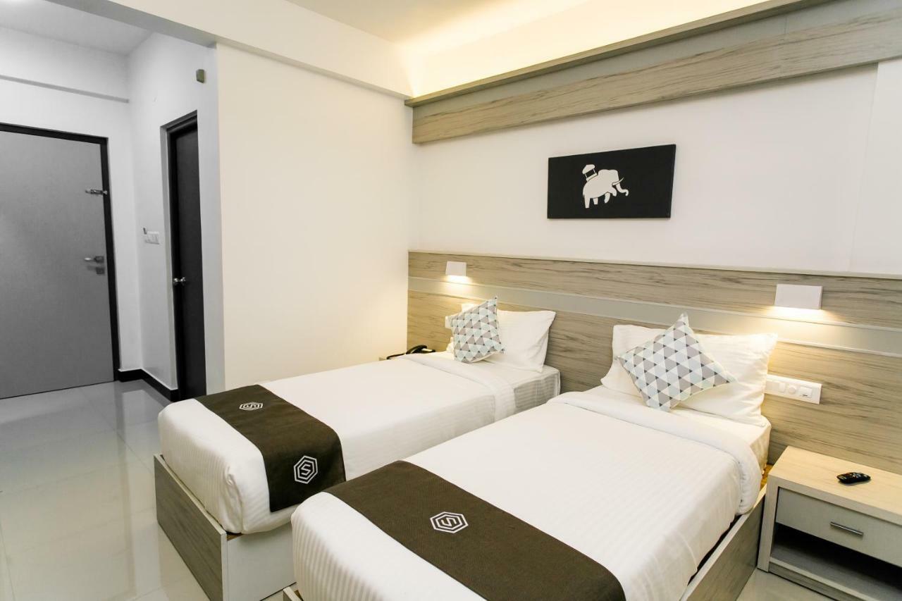 Sapphire Club Metro Hotel Kochi Bagian luar foto