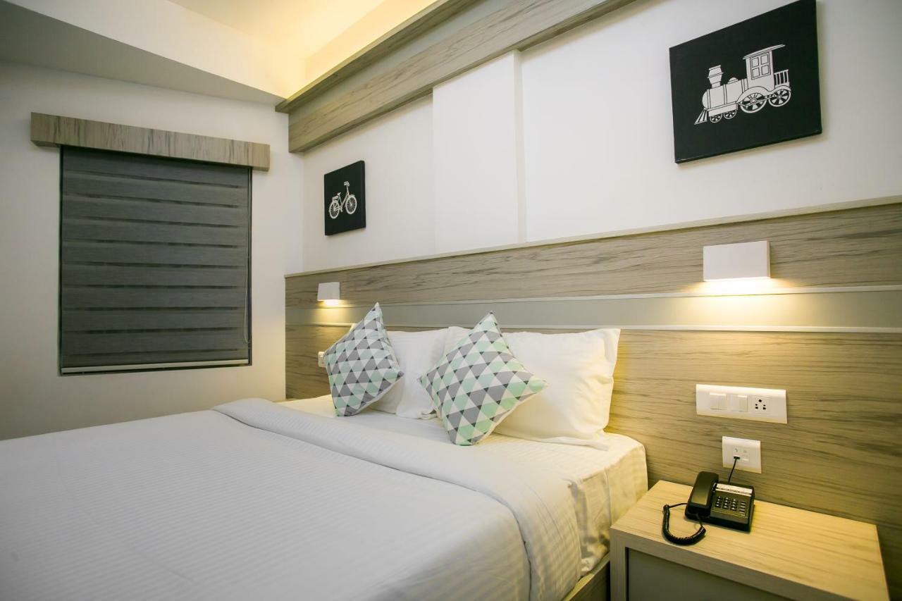 Sapphire Club Metro Hotel Kochi Bagian luar foto
