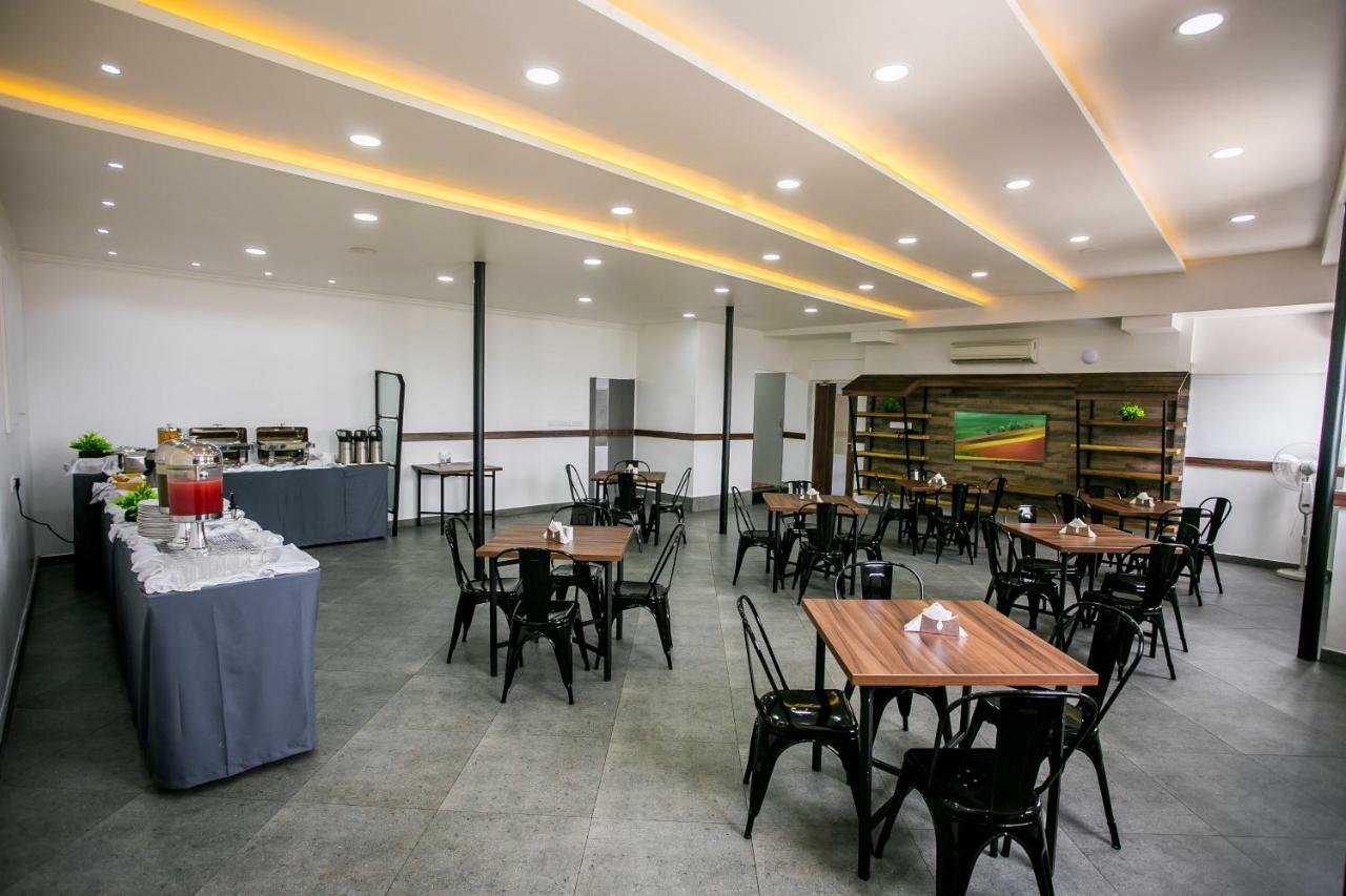 Sapphire Club Metro Hotel Kochi Bagian luar foto