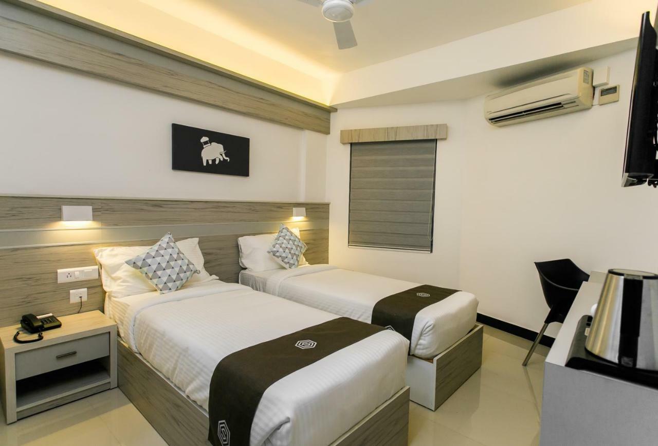 Sapphire Club Metro Hotel Kochi Bagian luar foto