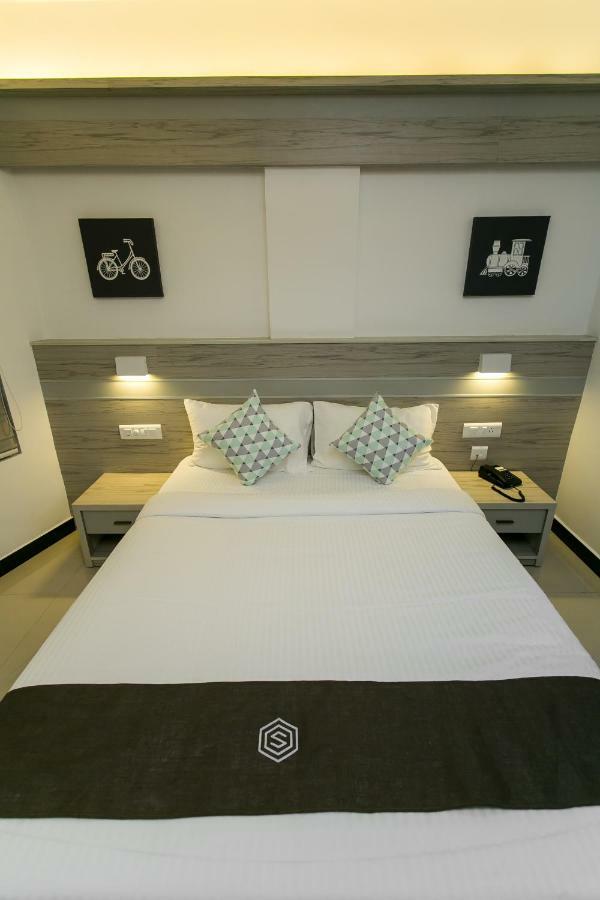 Sapphire Club Metro Hotel Kochi Bagian luar foto