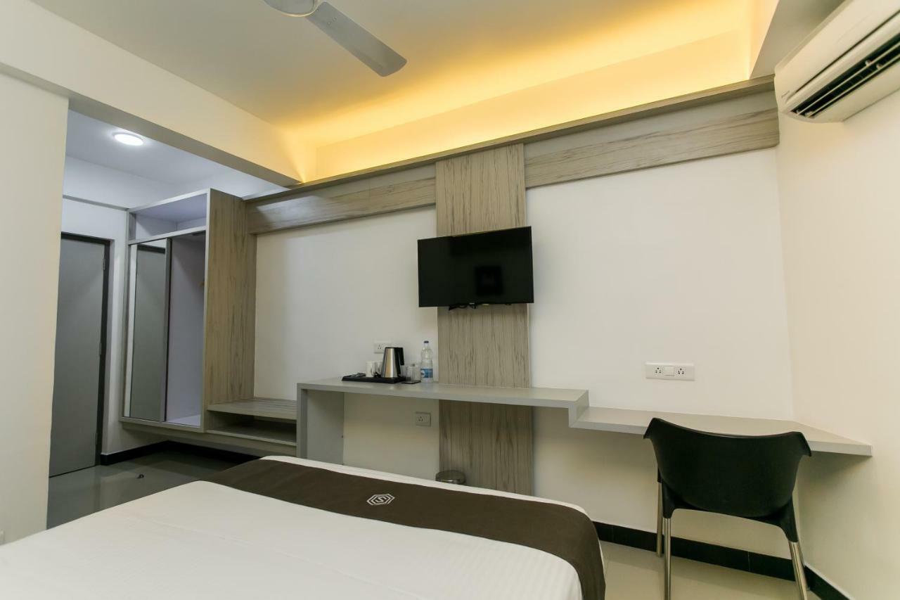 Sapphire Club Metro Hotel Kochi Bagian luar foto
