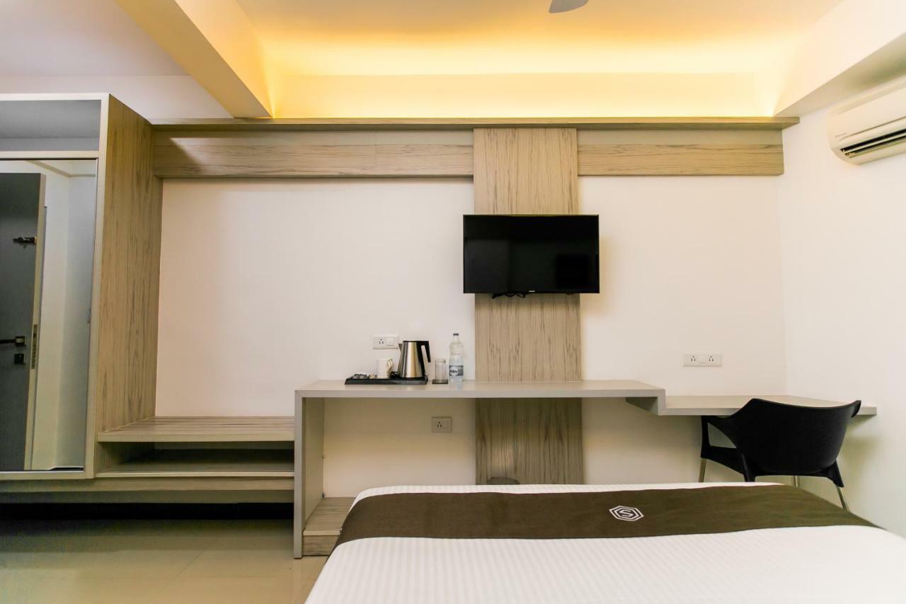 Sapphire Club Metro Hotel Kochi Bagian luar foto