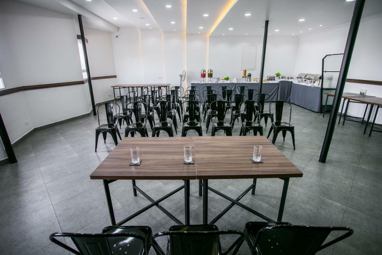Sapphire Club Metro Hotel Kochi Bagian luar foto