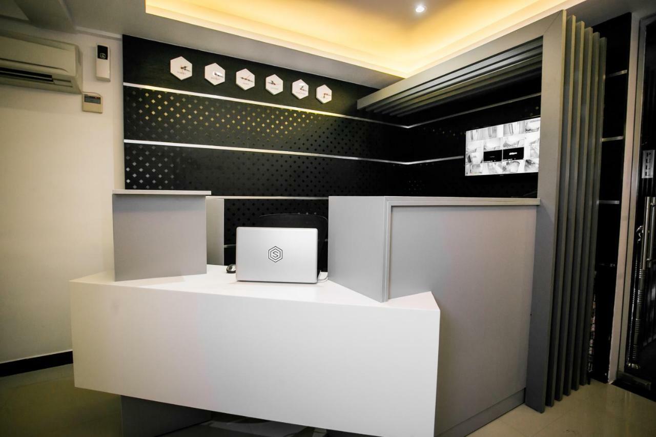 Sapphire Club Metro Hotel Kochi Bagian luar foto
