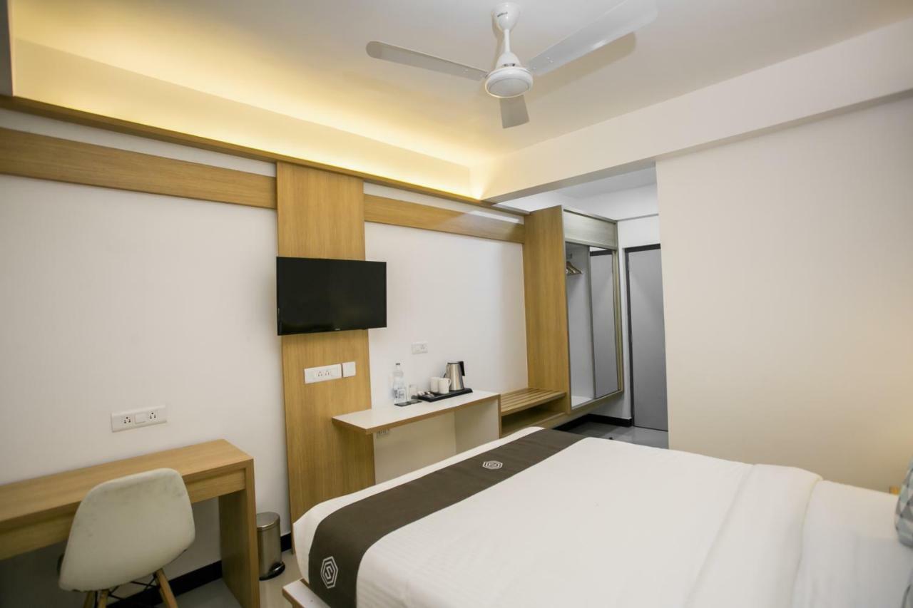 Sapphire Club Metro Hotel Kochi Bagian luar foto