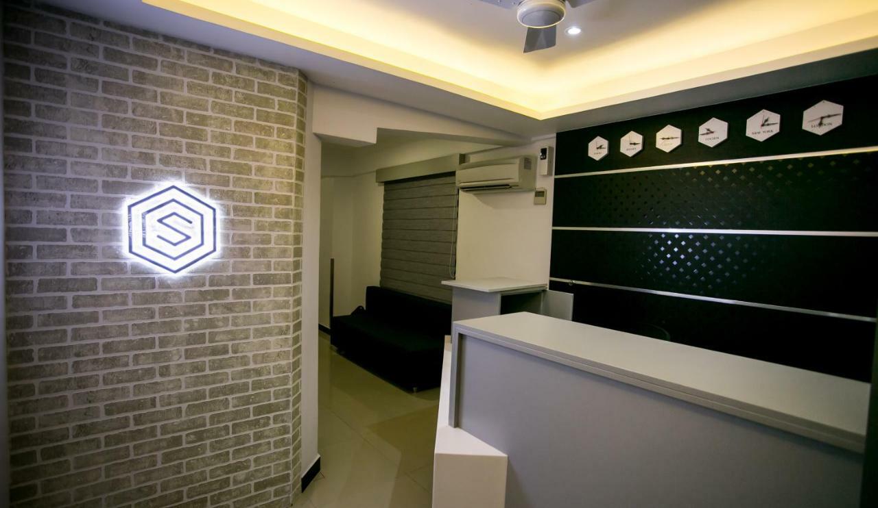 Sapphire Club Metro Hotel Kochi Bagian luar foto