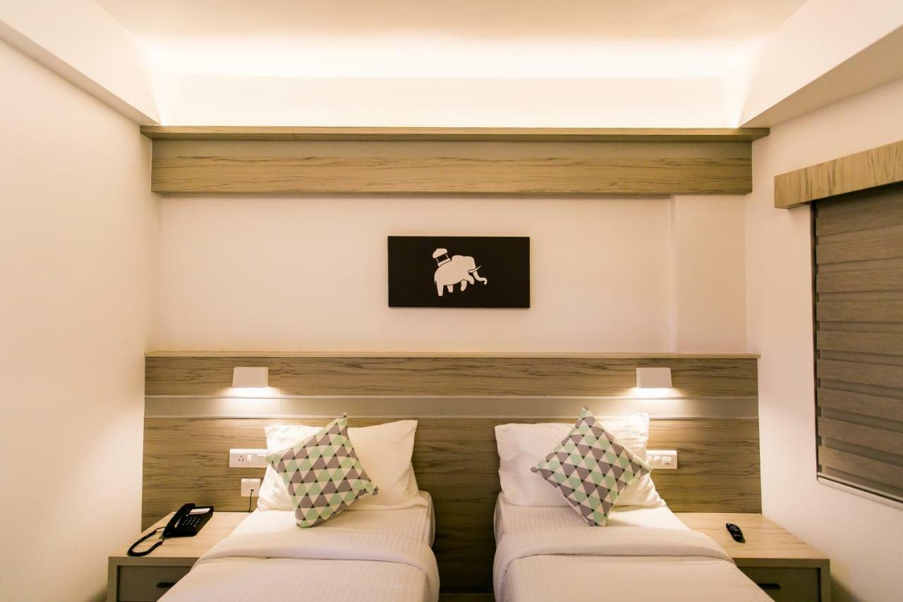 Sapphire Club Metro Hotel Kochi Bagian luar foto