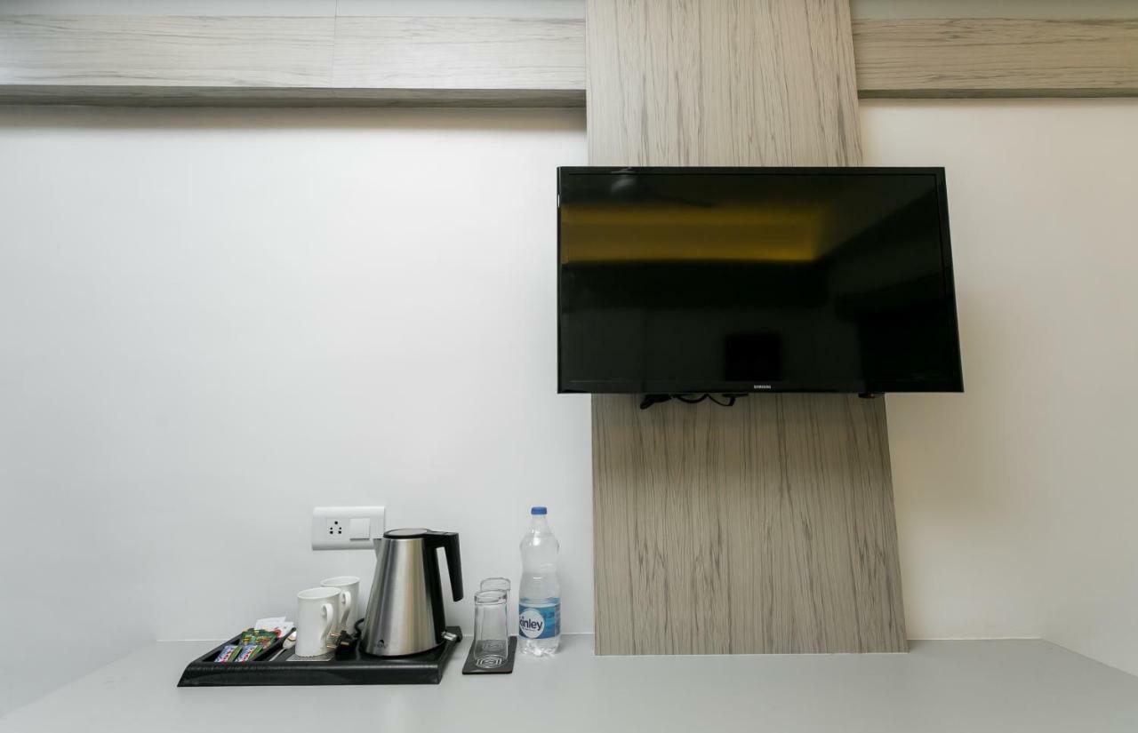 Sapphire Club Metro Hotel Kochi Bagian luar foto