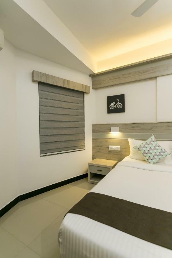 Sapphire Club Metro Hotel Kochi Bagian luar foto